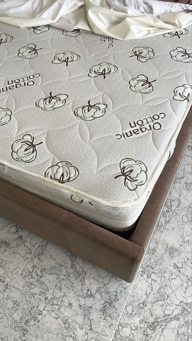 Кровать с матрасом