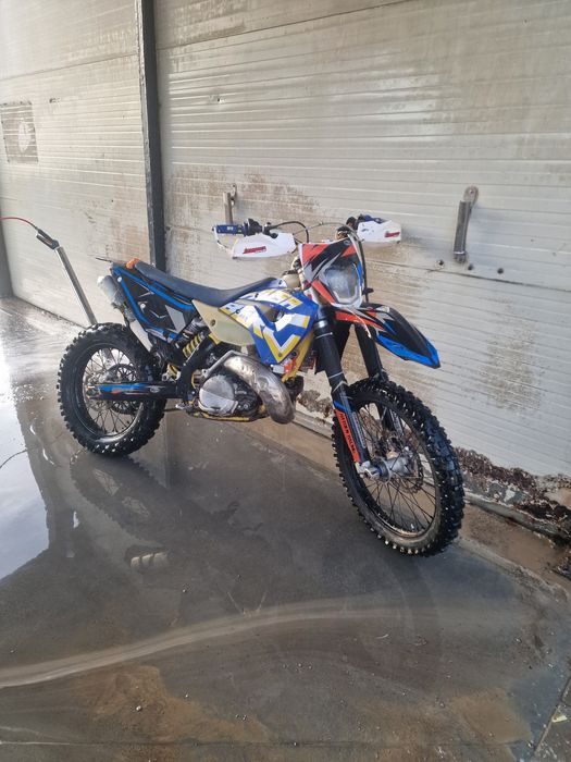 Vând/schimb   cu  moto de stradă husaberg(ktm) 300 2t cu act