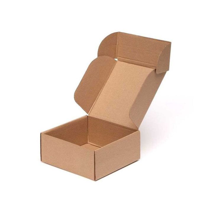 Крафт и белые коробки с крышкой