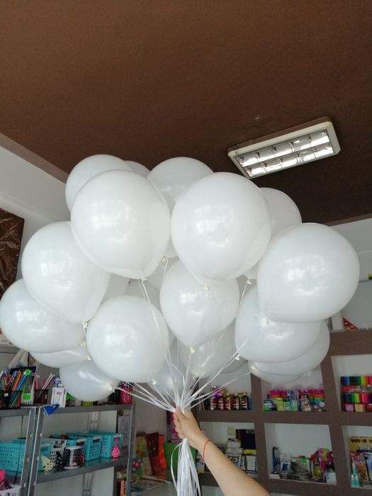 Baloane latex, folie, heliu.