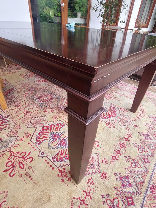 Голяма маса от масивно дърво