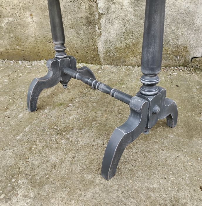 Consolă / Măsuță veche din lemn, reconditionata.
Dimensiuni:  L= 59 cm,  l= 43 cm,  H= 74 cm.
595 lei