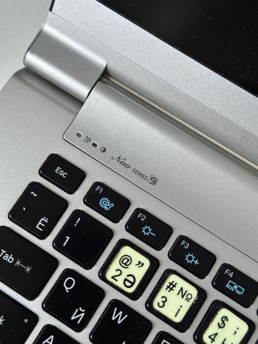 СРОЧНО ПРОДАМ Ноутбук Samsung Series 9 NP900X4D