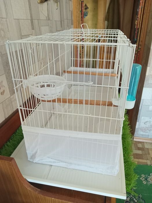 Большая клетка для птиц.