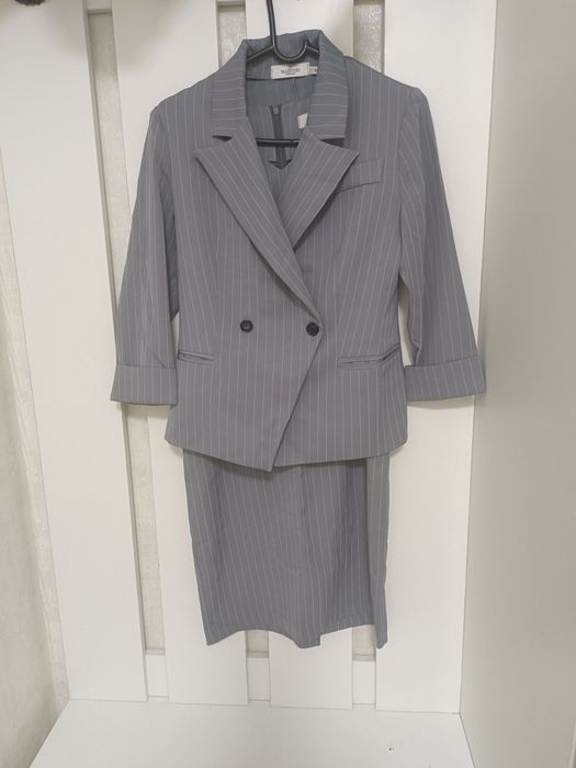 Продам платья, костюмы