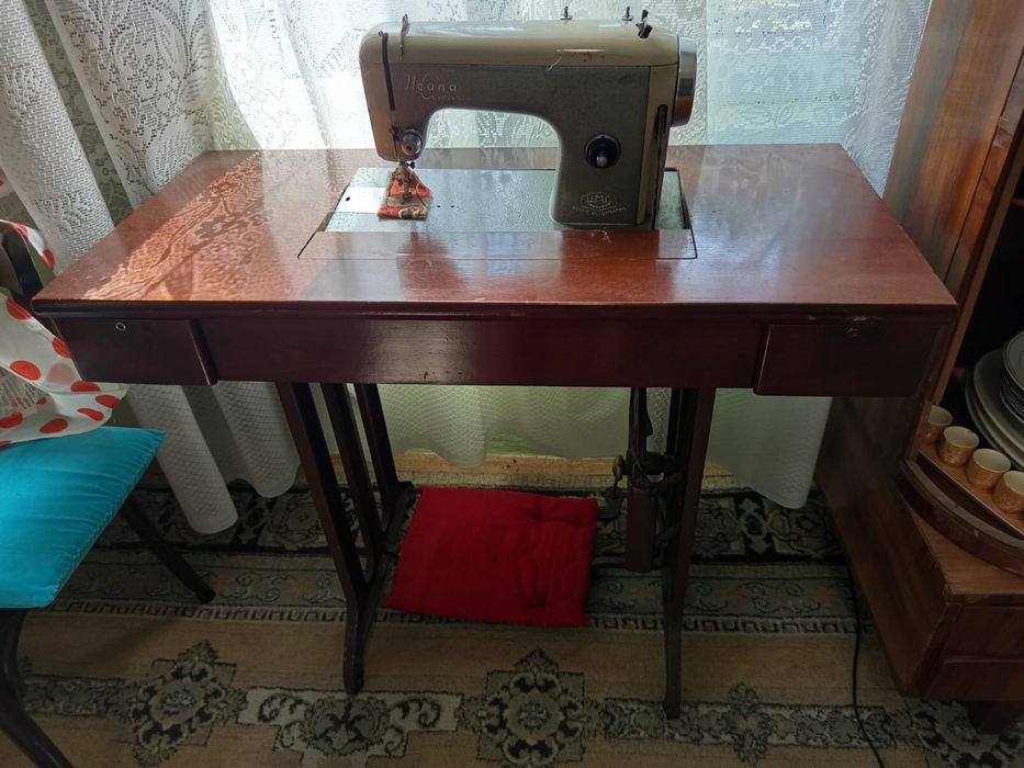 Mașina de cusut Ileana – funcțională – cu masă și pedală