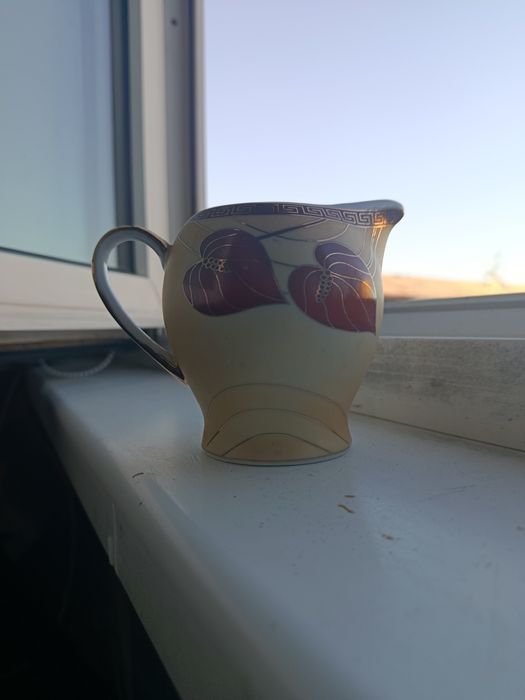 Молочник , сахарница.