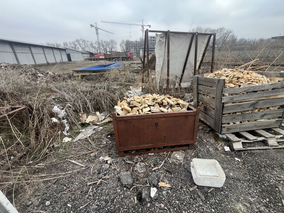 Деревянные поддоны, дрова и отрезки досок