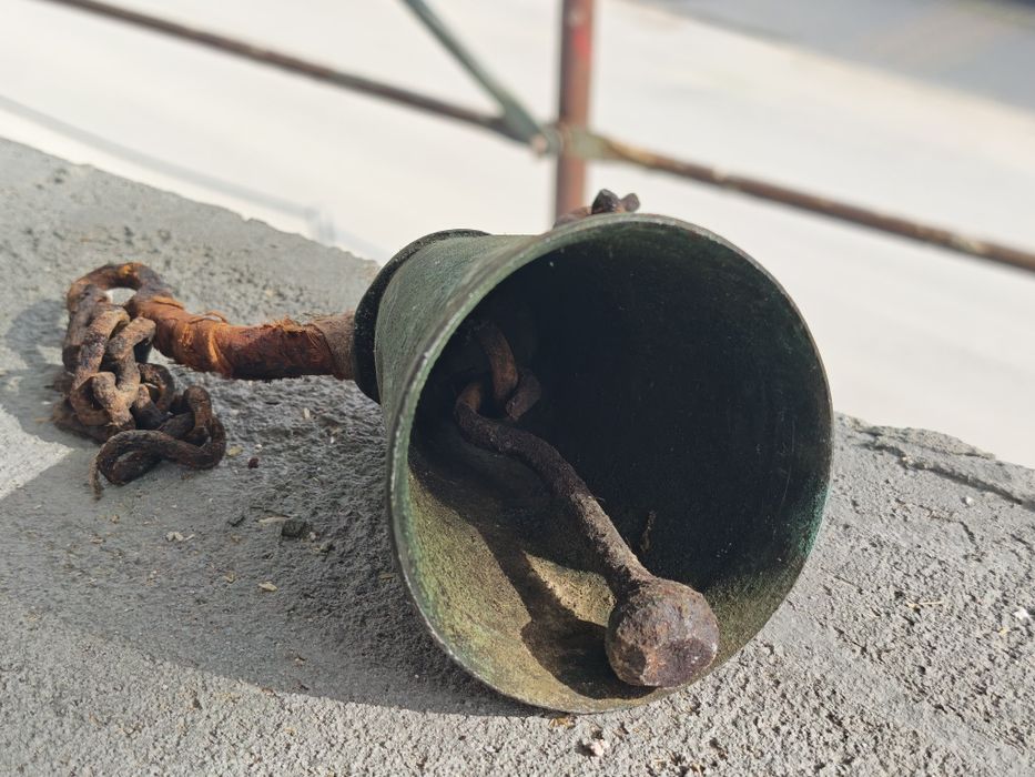 Много стар чан звънец