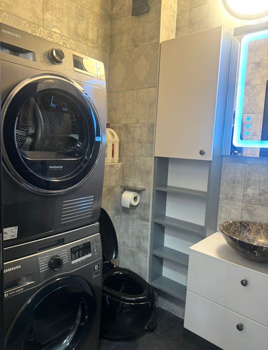 Închiriez apartament DE LUX cu 3 dormitoare+living și bucătărie, 2 bai, balcon, parcare, mobilat , utilat