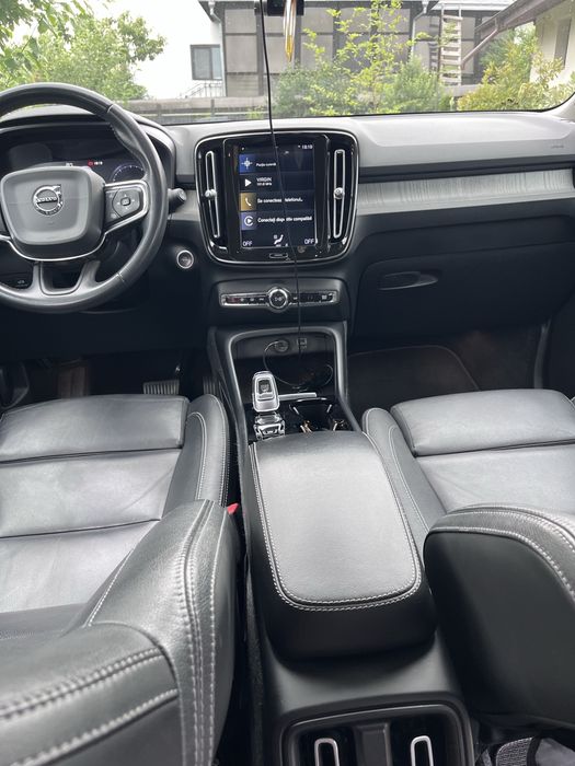 VOLVO XC40 T3 AT8 Momentum • 163 CP
