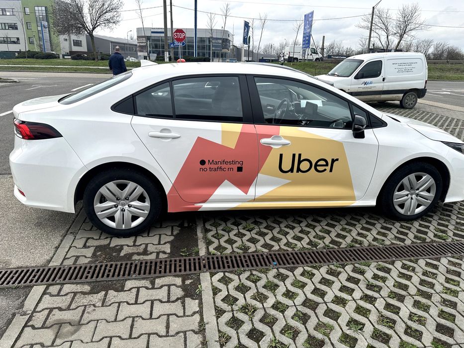 Inchiriez Toyota Corolla (2025)  HYBRID colantata UBER