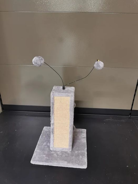 Драскала за котки с гумена четка и две камбанки