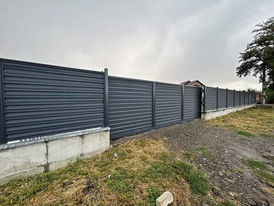 Garduri din panouri stil jaluzele, sipca metalica, tabla, plasa si BCA