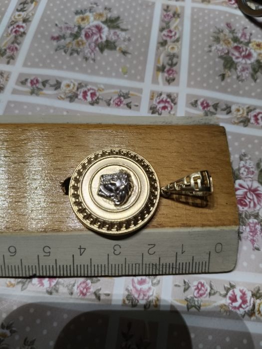 Medalion Versace din aur 14k