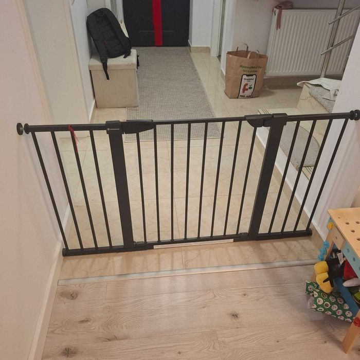 Poarta de siguranta ajustabila 131-138 cm, din otel, neagra