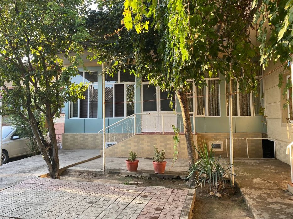 Hovli uy sotiladi