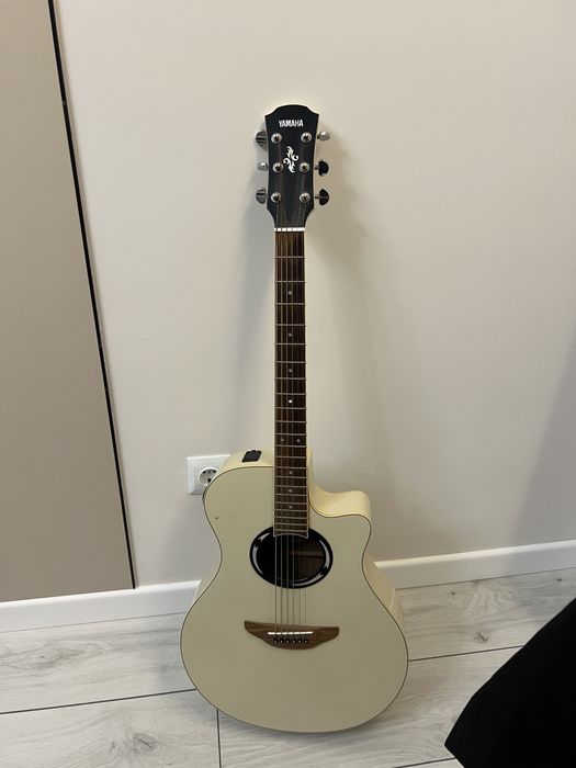 Акустическая гитара Yamaha