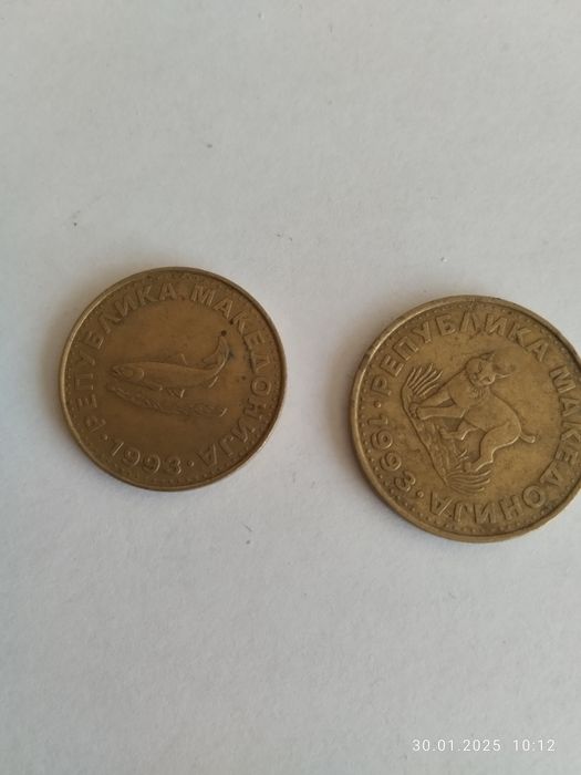 Продавам малък сет български и чужди монети и значки