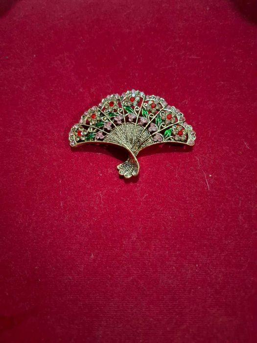 Брошки различни модели