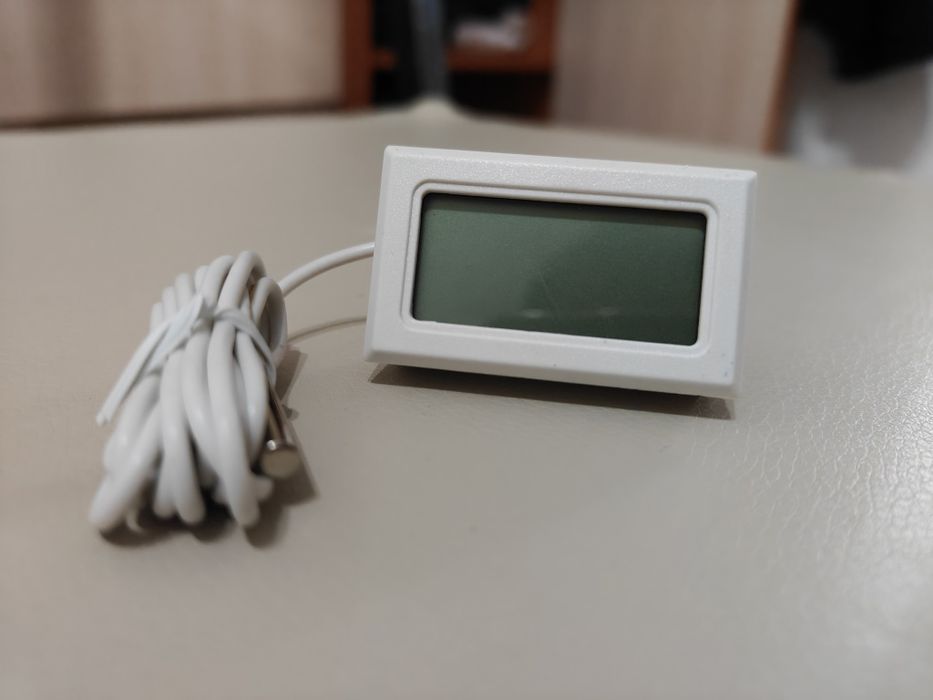 поилки для птицы и термометр