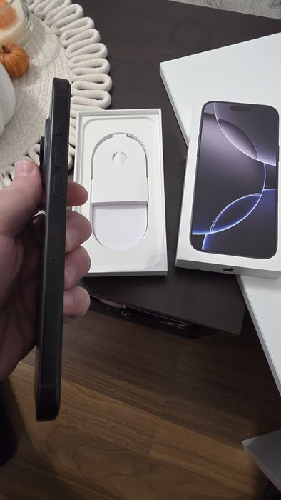 iPhone 16 Pro Max заключен