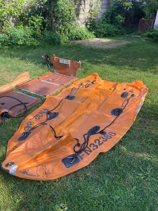 Vand barca gonflabila Metzeler 310 cm, cu fund si suport motor din lemn, necesita reparatii, 70euro