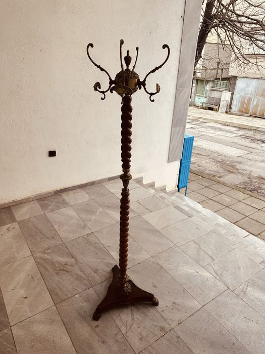 Италианска винтидж закачалка от масивно дърво и месинг