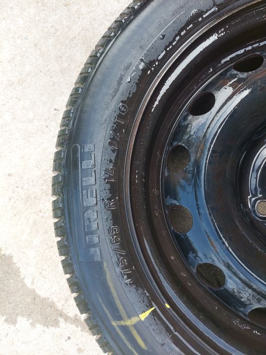 Jante pe 14' cu anvelape Pirelli