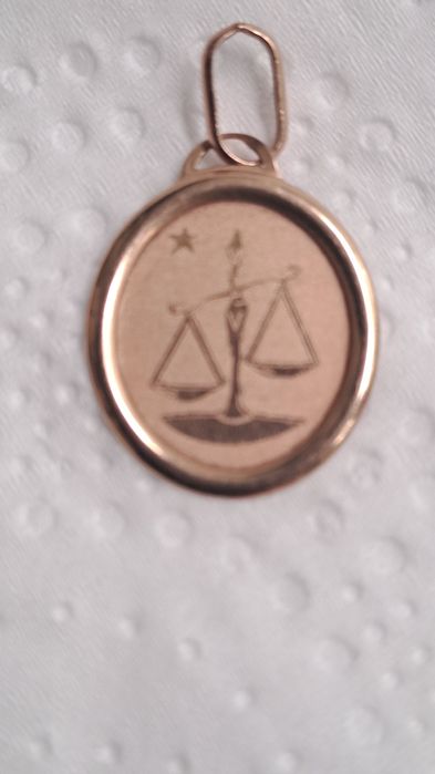 Золотая подвеска-кулон Весы