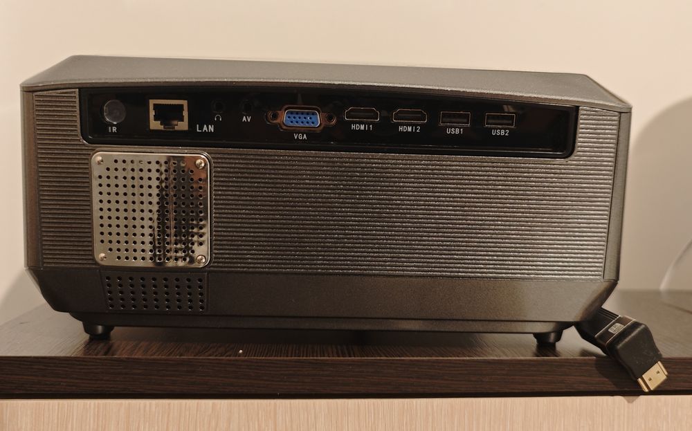 Proiector 1080p (suporta 4K) 1450 ANSI Lumens 300"