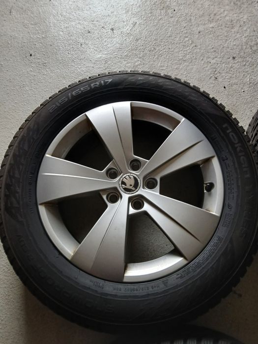 Se vinde jante aliaj R17 , 5x112 originale Skoda  cu anvelope de iarnă M+S 215/65/R17 NOKIAN DOT 21.2023 stare ca Noi