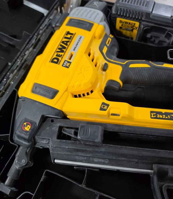 Акумулаторен такер за бетон DeWALT DCN890N