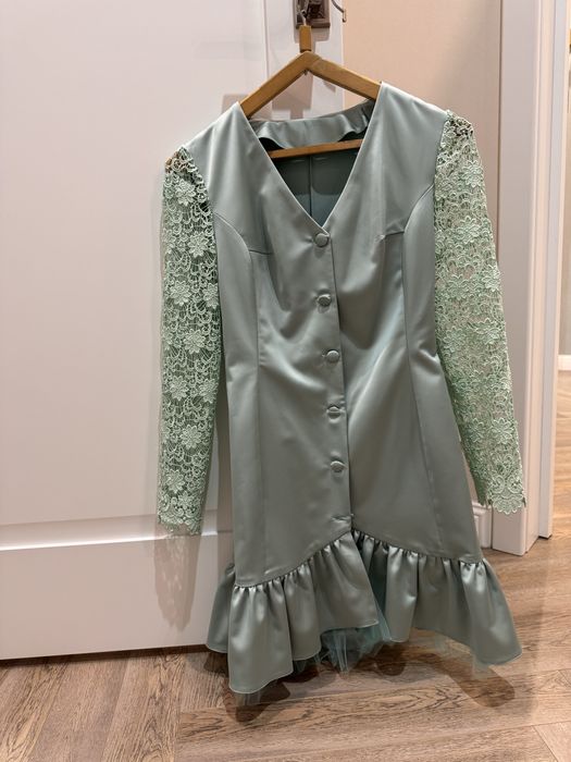 Платье нарядное с кружевными руковами