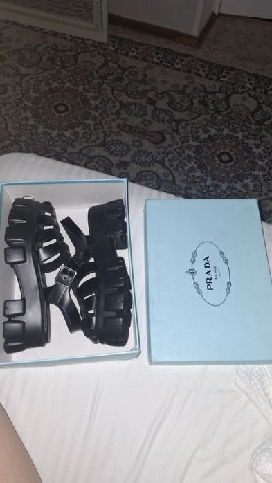 Продается сандали prada