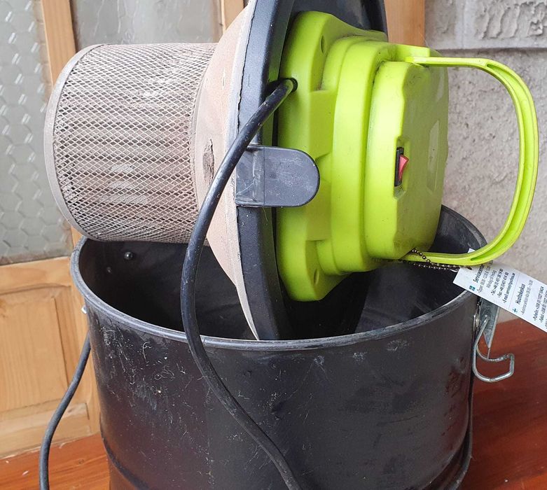 Aspirator pentru aspirat cenușă