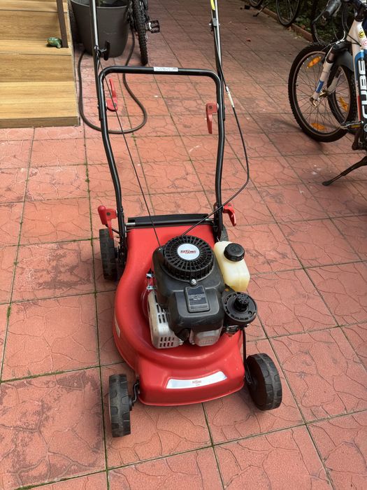 Masina tuns iarba pe benzina