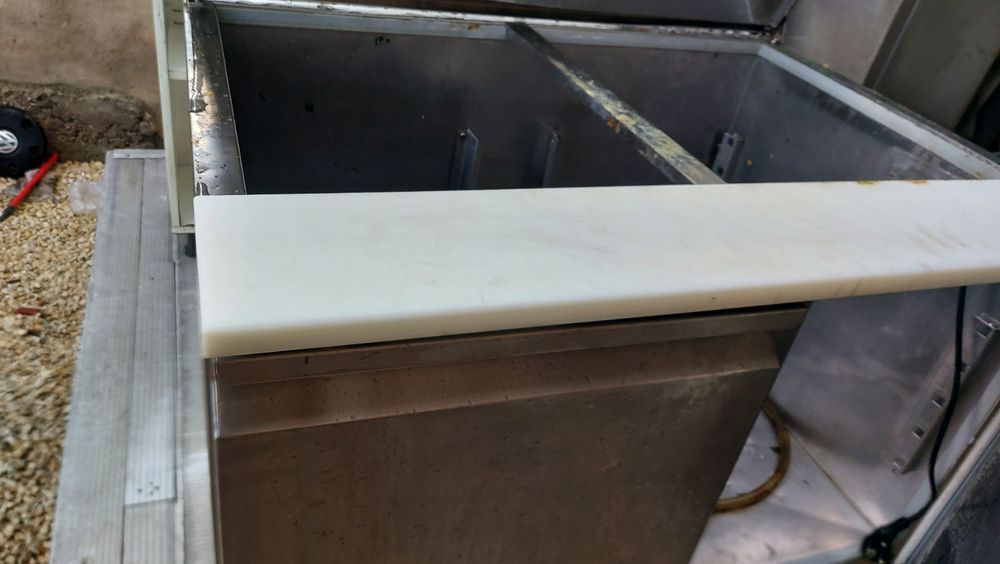 Хладилна маса саладета с плот за рязане 100х70см.