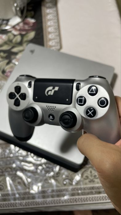 Play Station 4 Slim