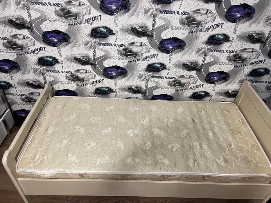 кровать из дерева