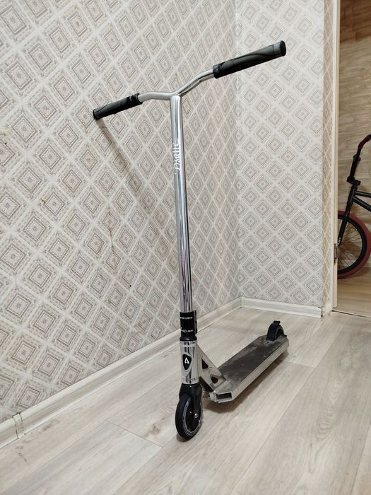 Трюковой самокат в идеальном состоянии