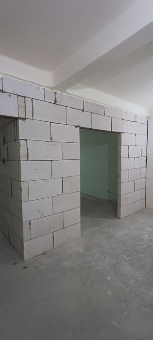 Кладка перегородка стена газаблоком, кирпичом