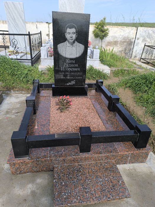 ПАМЯТНИКИ И НАВЕСЫ на Кареском кладбище