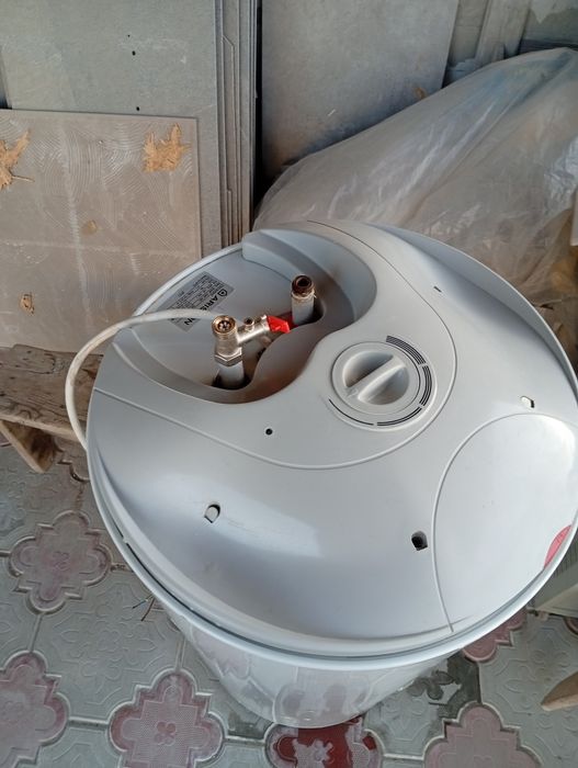 Продам бойлер водонагреватель на  100 литров .