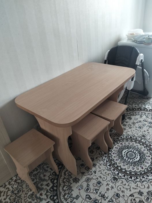 Срочно продам обеденный стол