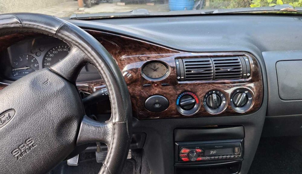 Ford Escort 1.8 (105 к.с) бензин
