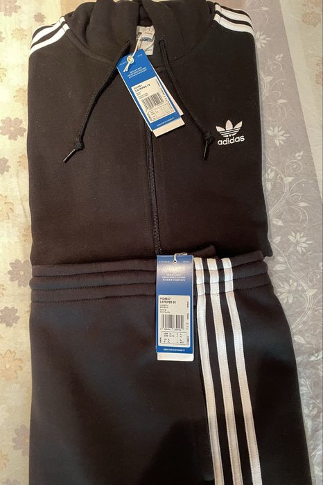 Vand trening Adidas originals negru si gri nou cu eticheta !!!