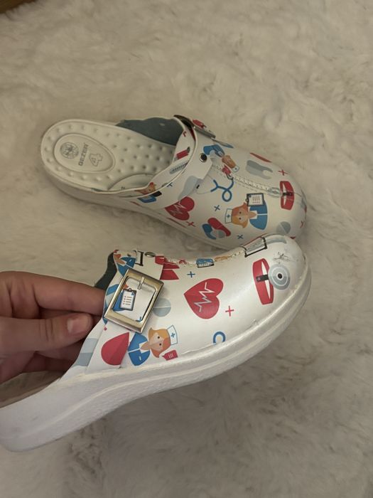 costum medical alb , marime XS nou , foarte comod