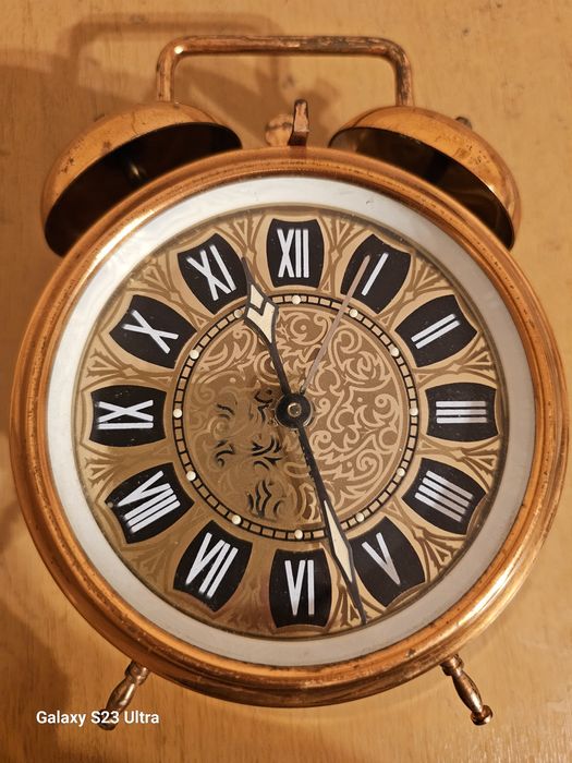 Меден поднос, чашки, джезве и часовник.