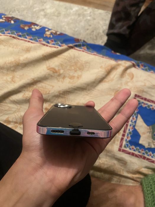 Продам Iphone 13